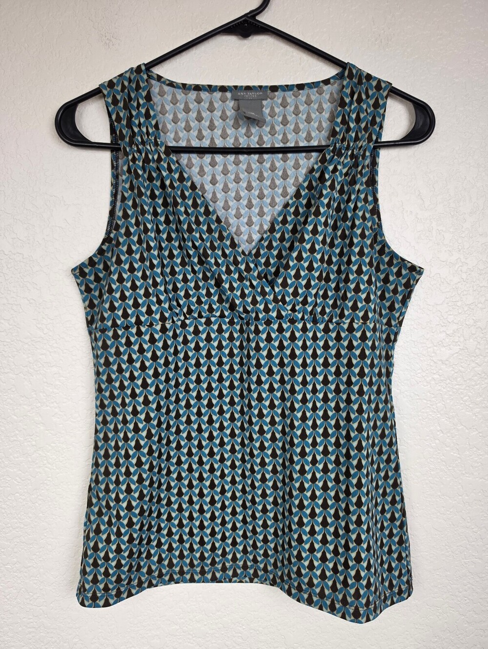 Ann Taylor Petites Sleeveless V-Neck Top MP